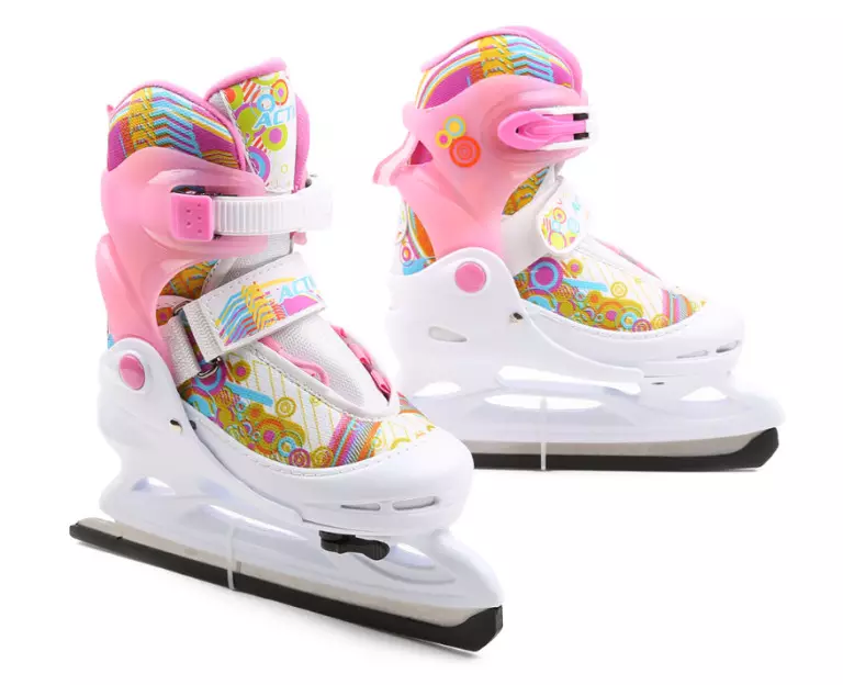 花样滑冰（49张）：女性和男士，黑色和白色的冰鞋。什么是与普通冰鞋不同的东西以及如何选择它们？尺寸 8390_32
