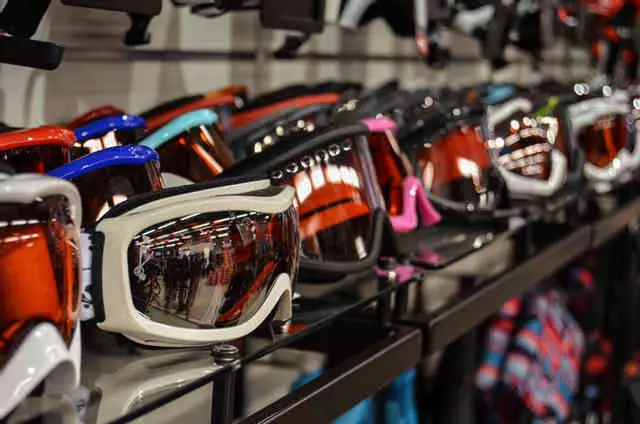 แว่นตาสกี: วิธีการเลือกพวกเขา? เด็กและแว่นตาอื่น ๆ ที่มี Diopters รุ่นกีฬาสำหรับเล่นสกี ครอบคลุมสำหรับแว่นตา 8403_40