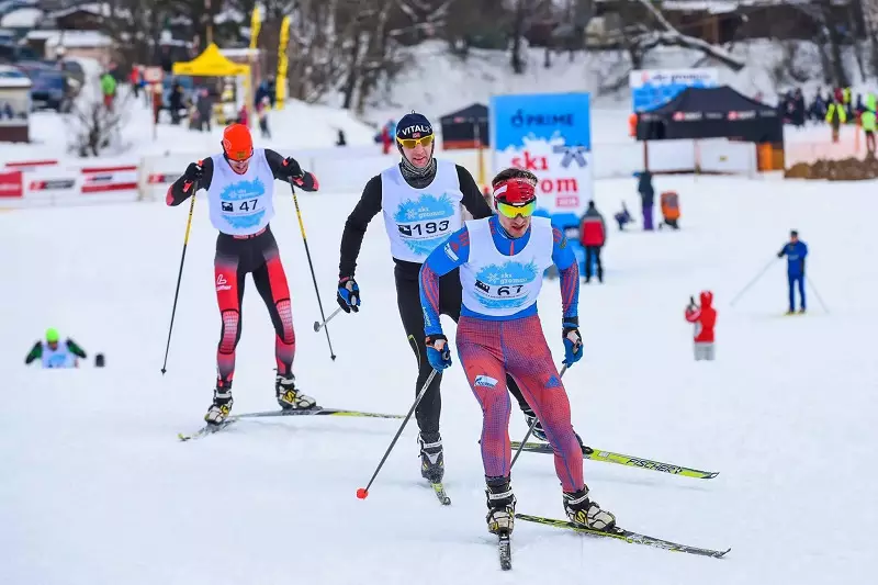 Paano pumili ng isang cross-country ski stick? Paano pumili ng laki (haba) para sa paglago? Panuntunan para sa pagpili ng carbon at aluminyo ski sticks, pinakamahusay na mga tatak 8417_20