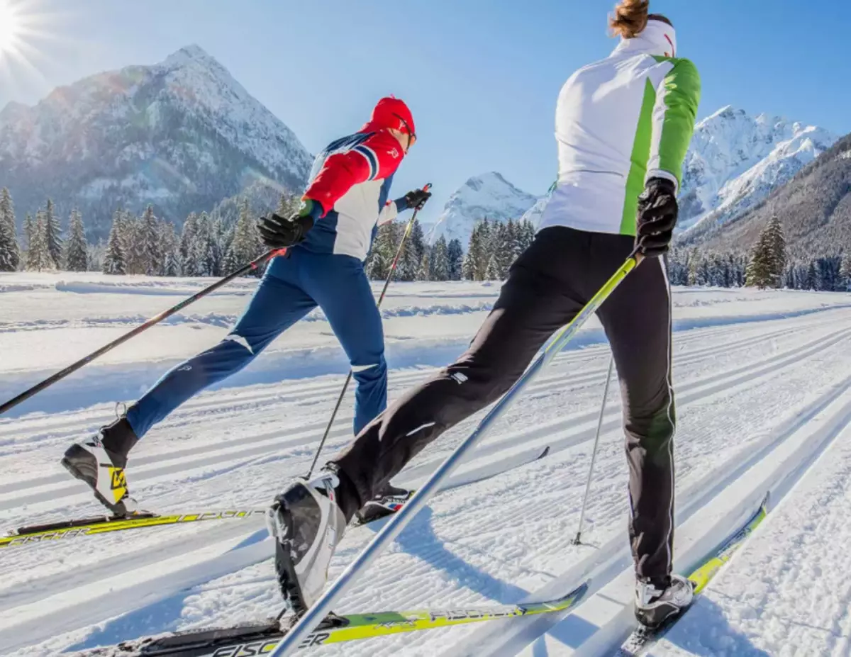 Лыжный спорт. Беговые лыжи. Лыжник на лыжах. Катания на беговых лыжах. How to ski