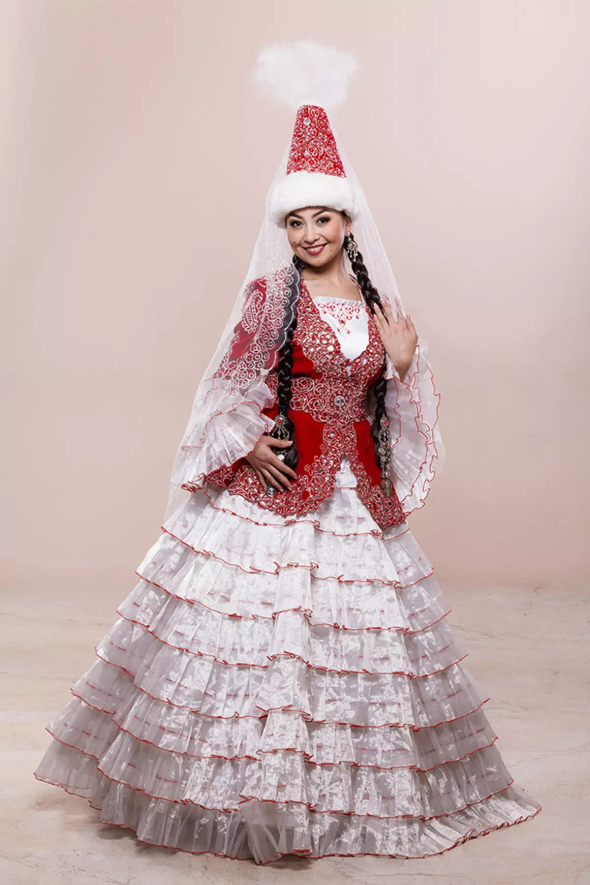 Kazakh National Costume (68 foto's): Froulju tradisjoneel kostúm Kazakhs, Folk Outfit foar famke út Kazachstan 842_10