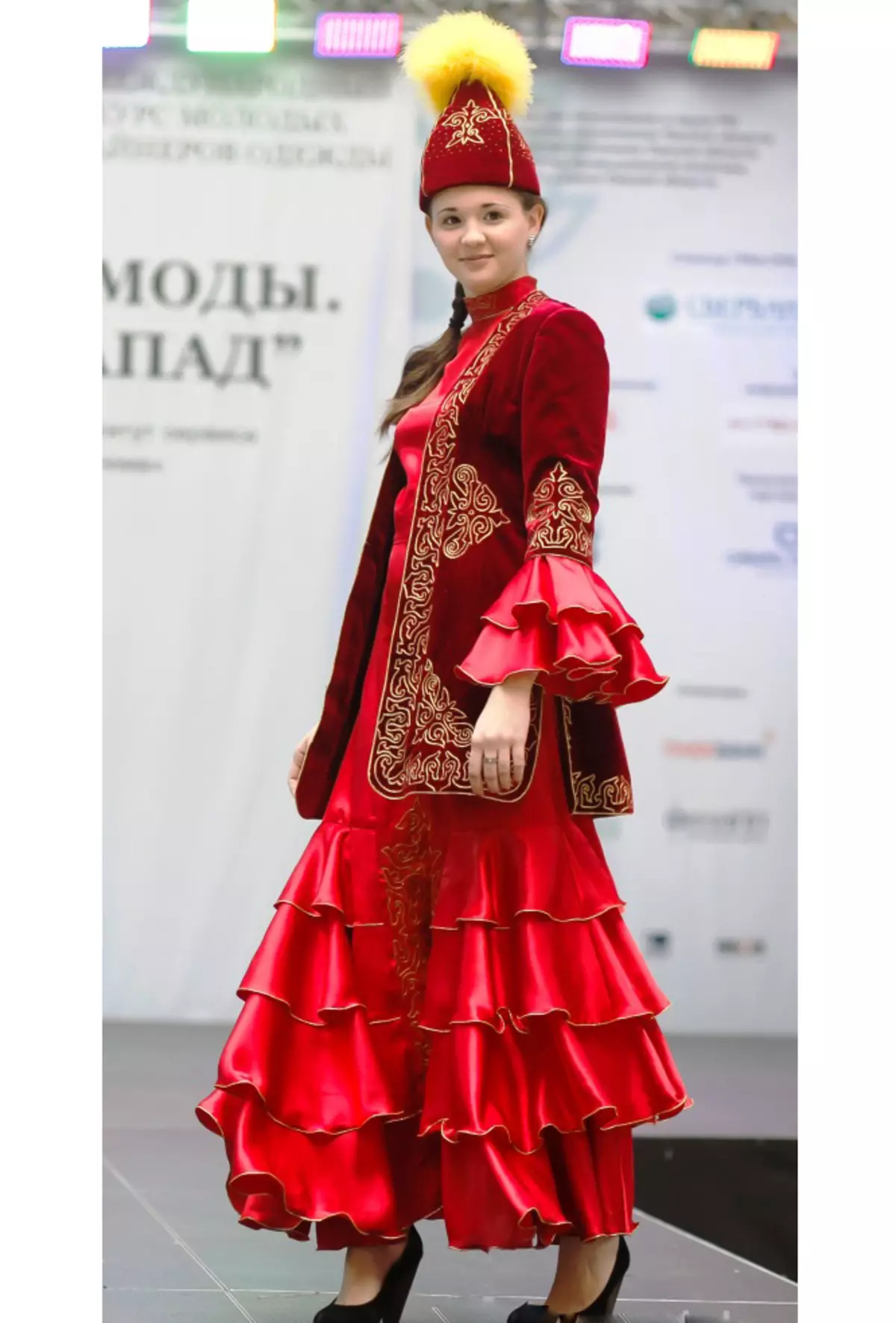 Cosaakh National Traje (68 fotos): feminino traje tradicional CazaKhs, roupa popular para menina do Cazaquistão 842_12