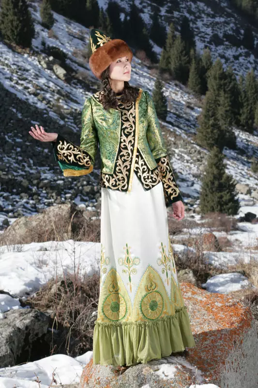 Казахстан Национална костим (68 фотографии): Женски традиционален костим Казахлс, народна облека за девојка од Казахстан 842_15