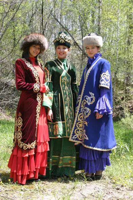 Cosaakh National Traje (68 fotos): feminino traje tradicional CazaKhs, roupa popular para menina do Cazaquistão 842_16