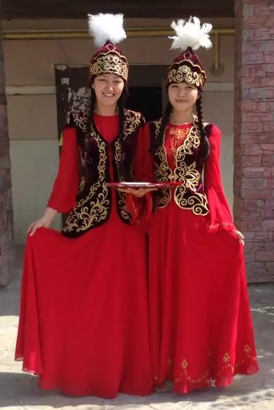 Kazahh Costum Național (68 Fotografii): Costum tradițional de sex feminin Kazahs, costum popular pentru fată din Kazahstan 842_17