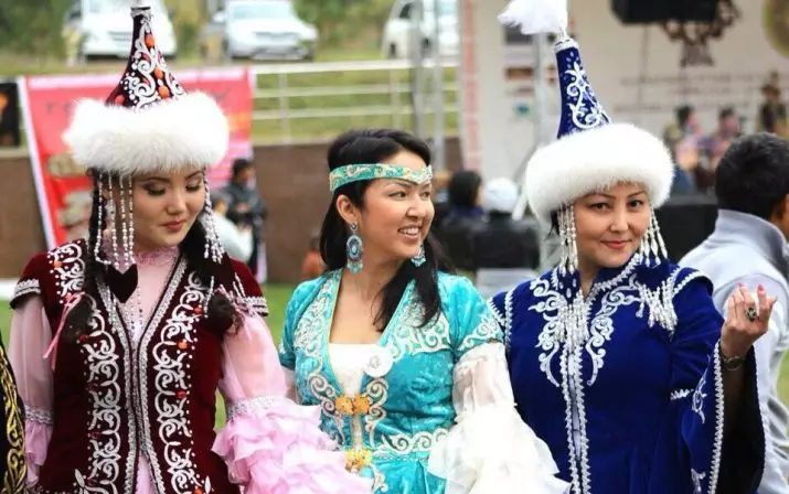 Kasachh National Kostüm (68 Fotoen): Weiblech traditionnell Kostüm Kazakhs, Folk Outfit fir Meedchen aus Kazakhstan 842_18