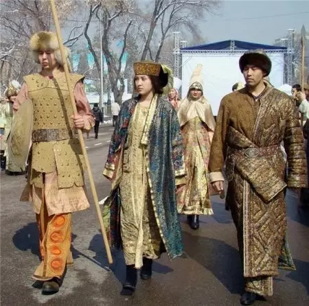 Kazakh National Costume (68 foto's): Froulju tradisjoneel kostúm Kazakhs, Folk Outfit foar famke út Kazachstan 842_21