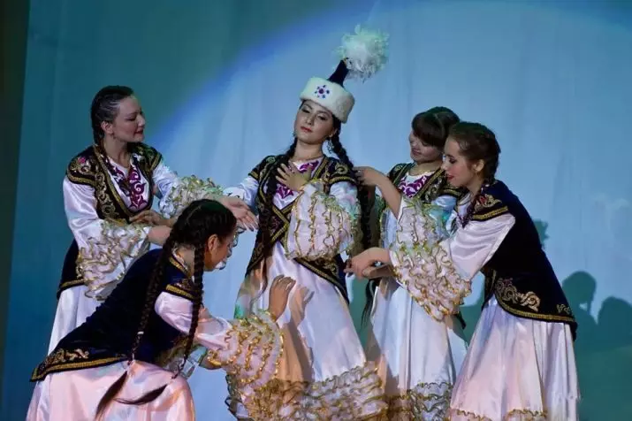 Kazakh National Costume (68 fotos): femia traxe tradicional Kazakhs, roupa folk para nena de Kazajistán 842_22