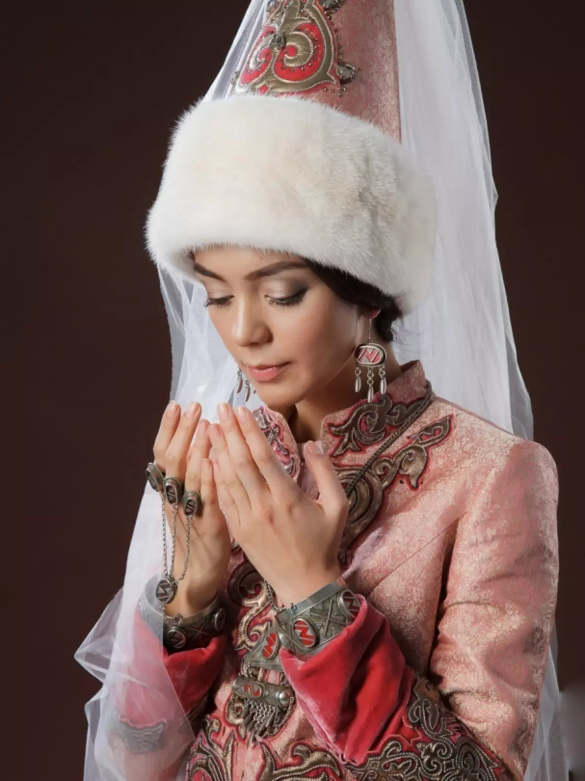 Kazakh National Costume (68 fotos): femia traxe tradicional Kazakhs, roupa folk para nena de Kazajistán 842_24