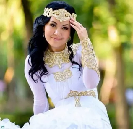 Cosaakh National Traje (68 fotos): feminino traje tradicional CazaKhs, roupa popular para menina do Cazaquistão 842_27