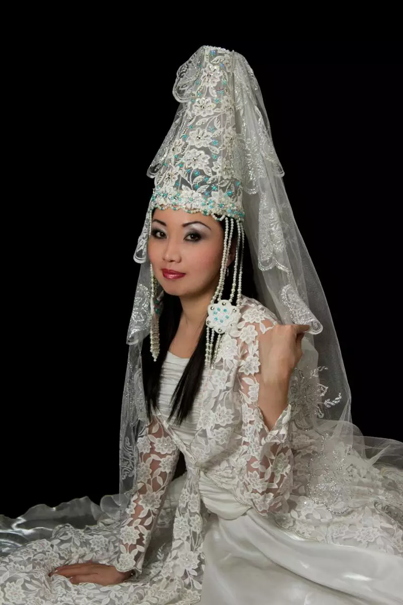 Kasachisches Nationalkostüm (68 Fotos): Weibliche traditionelles Kostüm Kasachstan, Folk Outfit für Mädchen aus Kasachstan 842_29