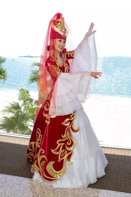 Kazahstānas nacionālais tērps (68 fotogrāfijas): sieviešu tradicionālā kostīms Kazahs, tautas apģērbs meitenei no Kazahstānas 842_3