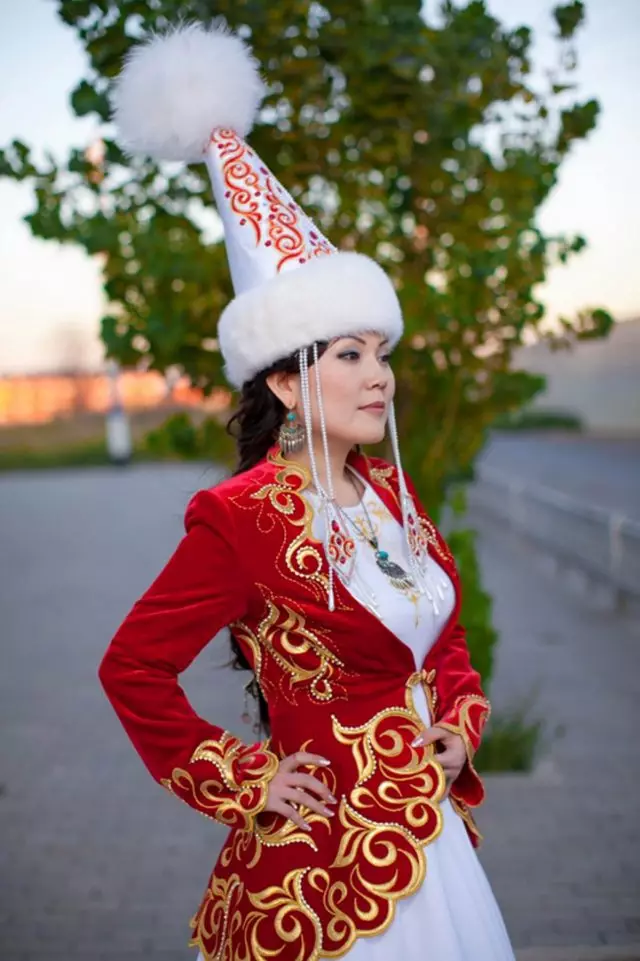 Cosaakh National Traje (68 fotos): feminino traje tradicional CazaKhs, roupa popular para menina do Cazaquistão 842_30