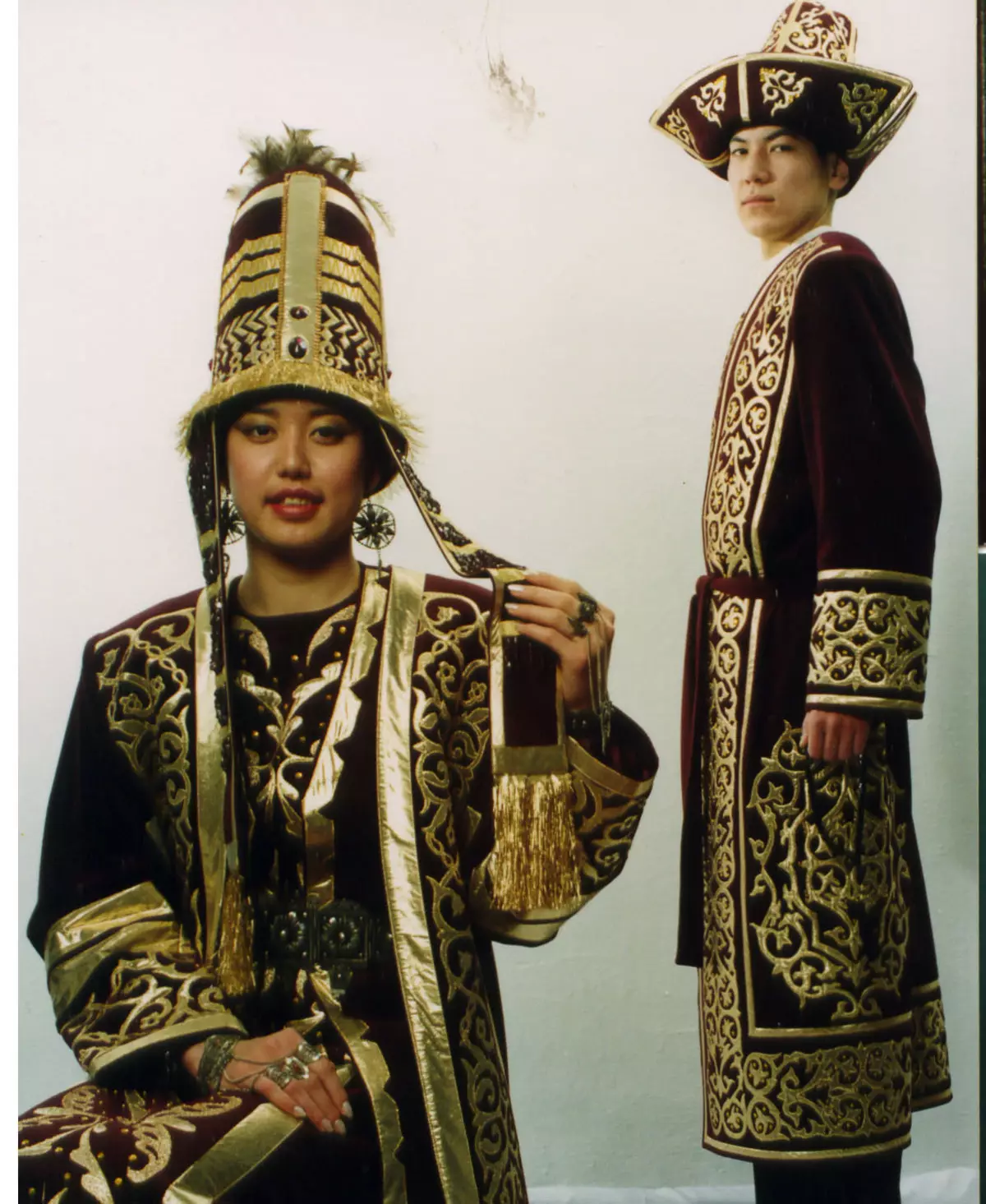 Kazakh National Costume (68 mga larawan): Babae tradisyonal na kasuutan Kazakhs, folk sangkapan para sa batang babae mula sa Kazakhstan 842_32