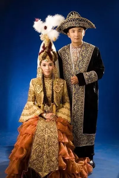 Cosaakh National Traje (68 fotos): feminino traje tradicional CazaKhs, roupa popular para menina do Cazaquistão 842_33