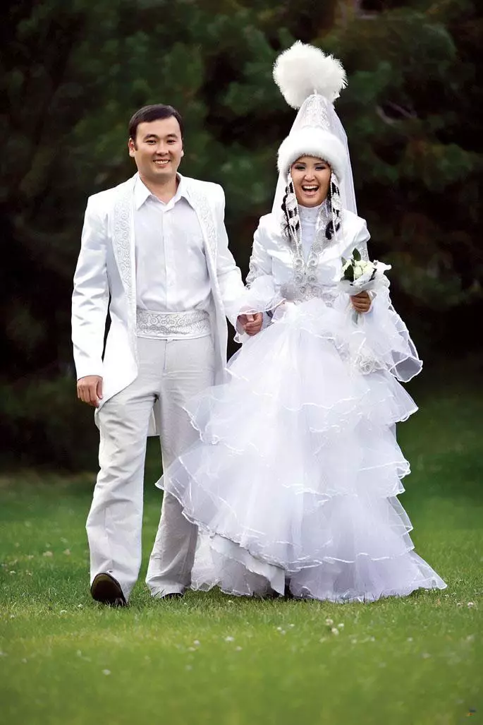 Disfressa nacional de Kazakh (68 fotos): disfressa tradicional femenina Kazakhs, vestit popular per a nena de Kazakhstan 842_38