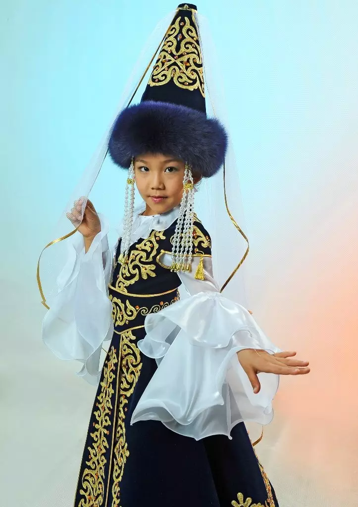 Cosaakh National Traje (68 fotos): feminino traje tradicional CazaKhs, roupa popular para menina do Cazaquistão 842_4
