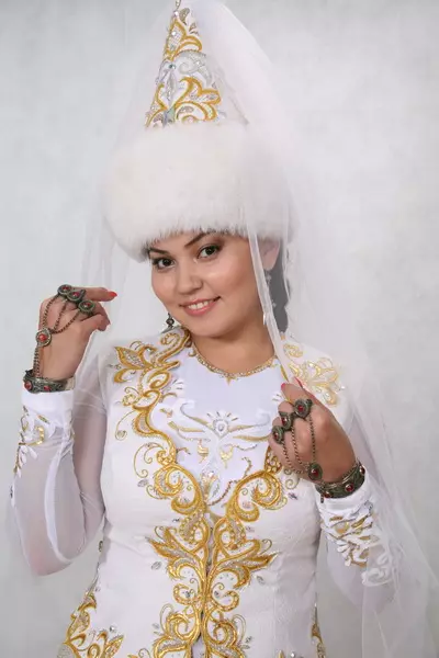 Cosaakh National Traje (68 fotos): feminino traje tradicional CazaKhs, roupa popular para menina do Cazaquistão 842_41