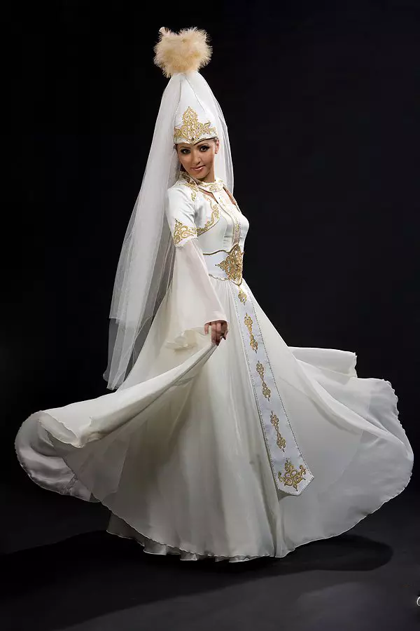 Kasachh National Kostüm (68 Fotoen): Weiblech traditionnell Kostüm Kazakhs, Folk Outfit fir Meedchen aus Kazakhstan 842_42