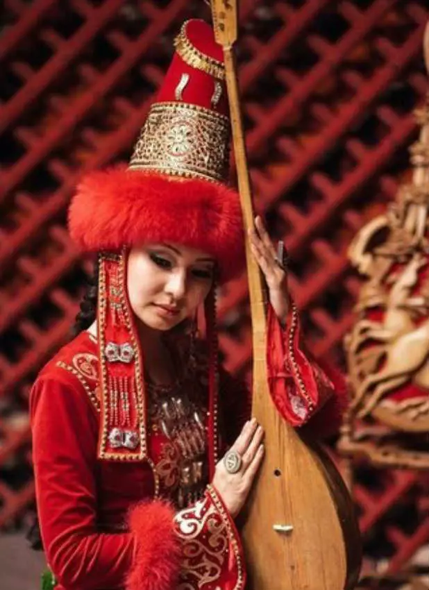 Kazakh National Costume (68 foto's): Froulju tradisjoneel kostúm Kazakhs, Folk Outfit foar famke út Kazachstan 842_43