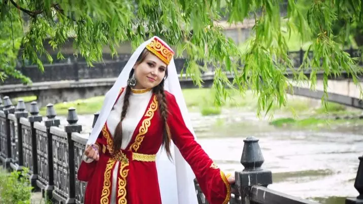 Kazakh National Costume (68 fotos): femia traxe tradicional Kazakhs, roupa folk para nena de Kazajistán 842_45