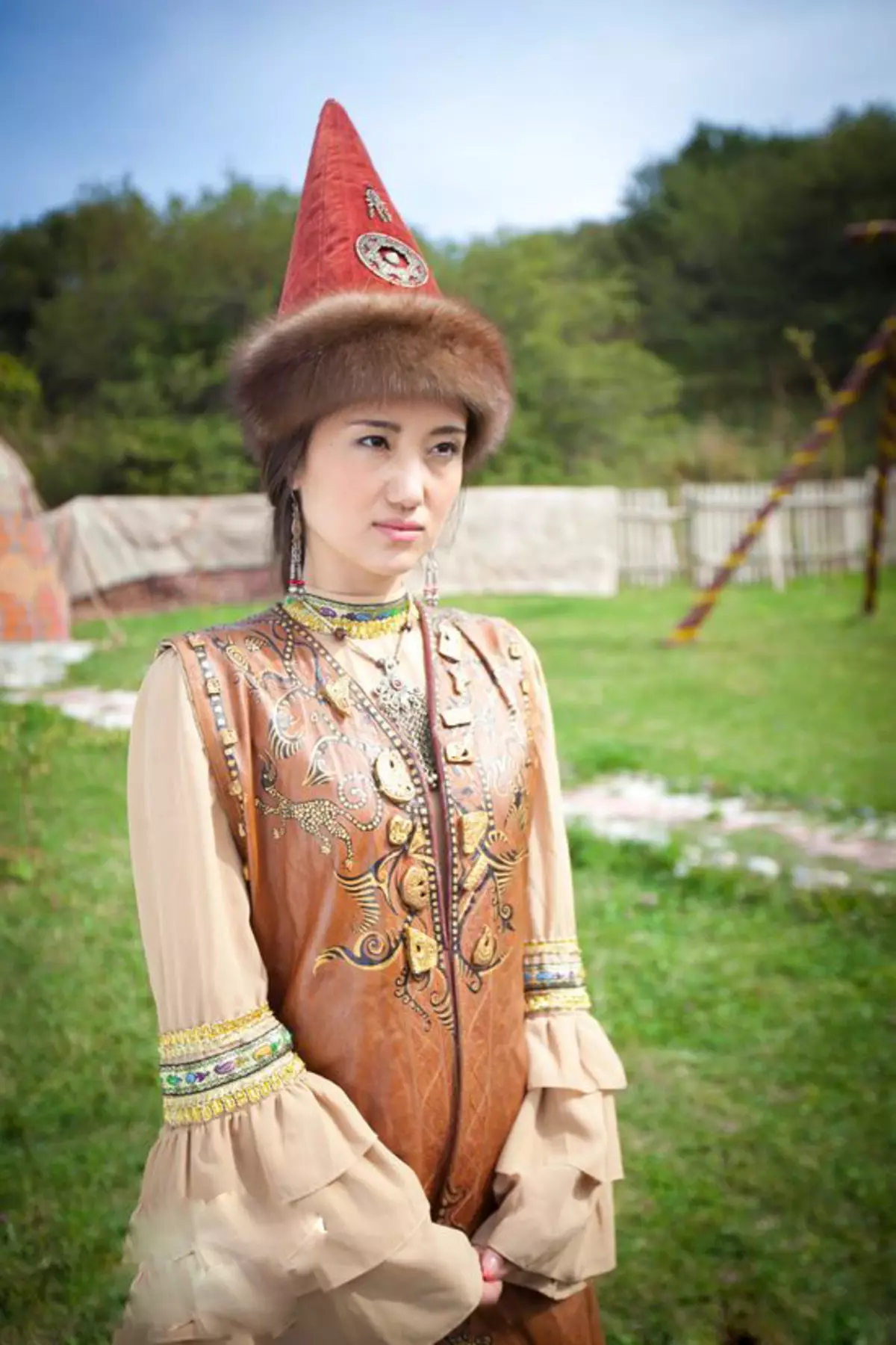 Kazakstan Kansallinen puku (68 kuvaa): Nainen perinteinen puku Kazakhs, kansanhuone Kazakstanista 842_51