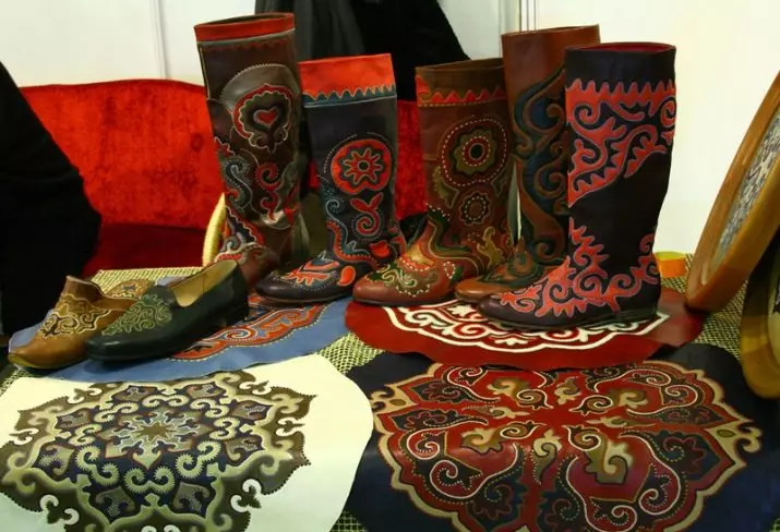 Kazakh National Costume (68 mga larawan): Babae tradisyonal na kasuutan Kazakhs, folk sangkapan para sa batang babae mula sa Kazakhstan 842_56