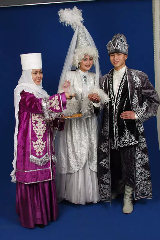 Kazakh National Costume (68 foto's): Froulju tradisjoneel kostúm Kazakhs, Folk Outfit foar famke út Kazachstan 842_6