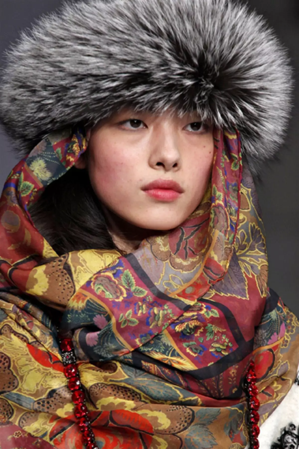 Cosaakh National Traje (68 fotos): feminino traje tradicional CazaKhs, roupa popular para menina do Cazaquistão 842_60