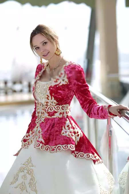 Cosaakh National Traje (68 fotos): feminino traje tradicional CazaKhs, roupa popular para menina do Cazaquistão 842_62