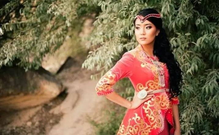 Kazakh National Costume (68 fotos): femia traxe tradicional Kazakhs, roupa folk para nena de Kazajistán 842_66