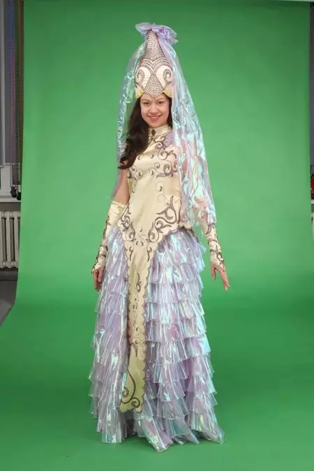 Cosaakh National Traje (68 fotos): feminino traje tradicional CazaKhs, roupa popular para menina do Cazaquistão 842_68