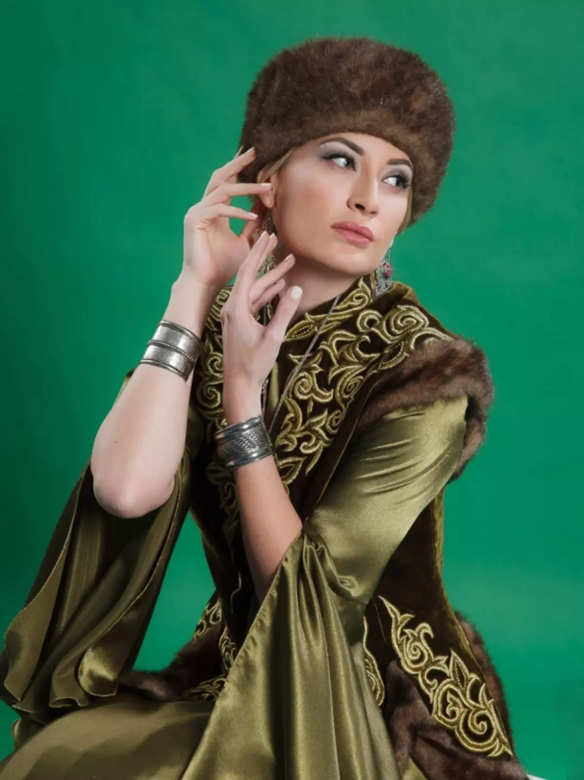 Kazakh National Costume (68 foto's): Froulju tradisjoneel kostúm Kazakhs, Folk Outfit foar famke út Kazachstan 842_8