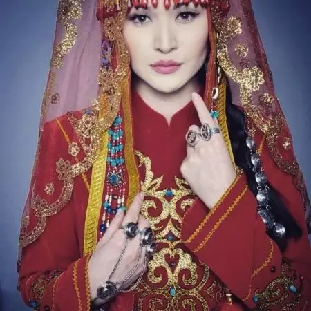 Cosaakh National Traje (68 fotos): feminino traje tradicional CazaKhs, roupa popular para menina do Cazaquistão 842_9