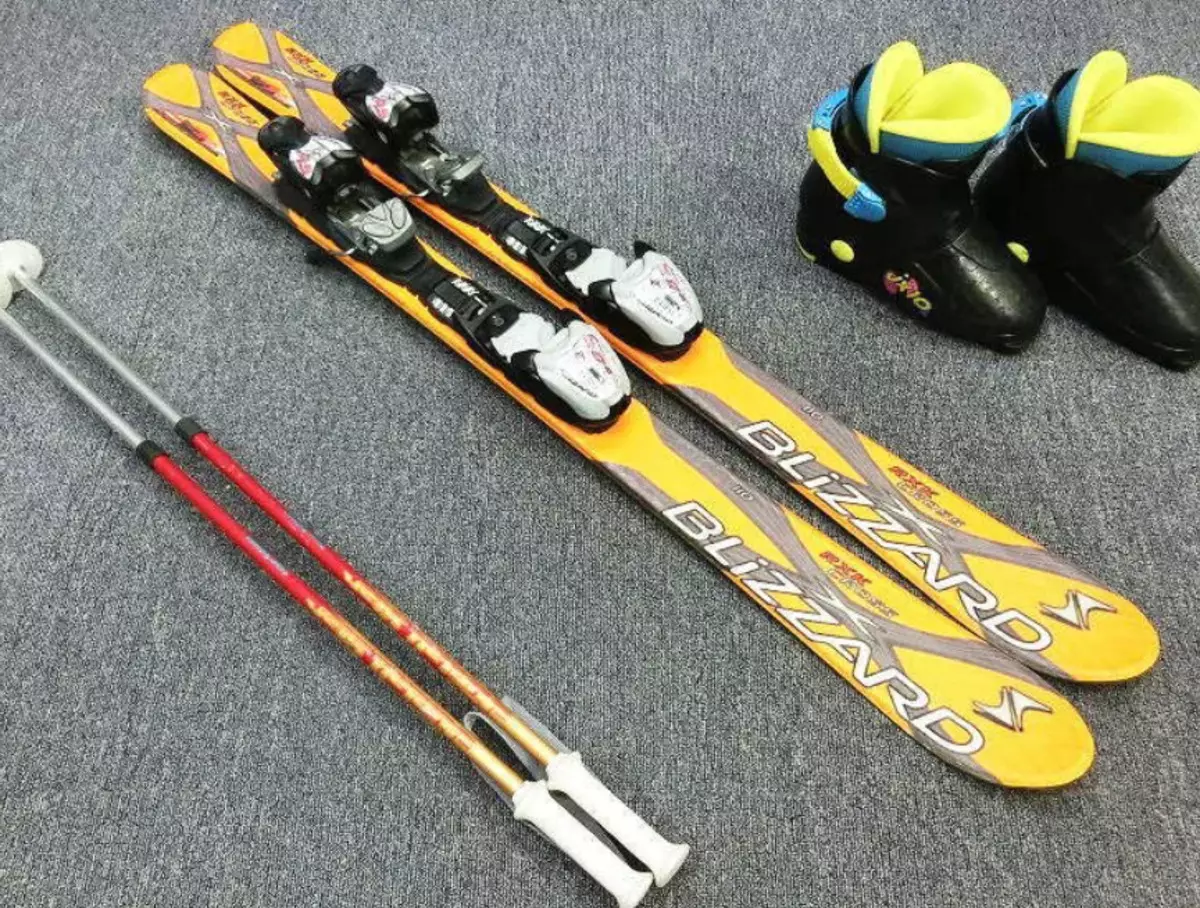 Bayi ski kanggo 5-6 taun: Kepiye milih ski pertama sing bener? Model nganggo sepatu lan tanpa 8433_17