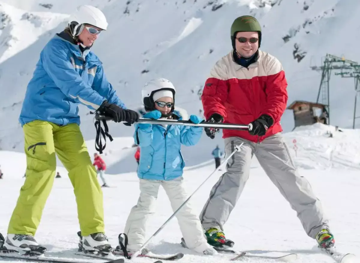 Skiing tat-trabi għal 5-6 snin: Kif tagħżel l-ewwel skiing? Mudelli biż-żraben u mingħajr 8433_2