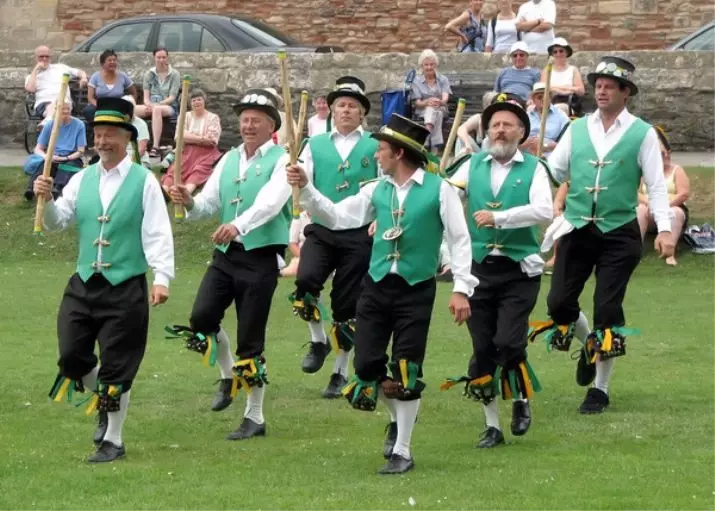 Traxe irlandés (47 fotos): roupa feminina nacional da xente de Irlanda, un traxe de baile que o irlandés desgastado 843_2