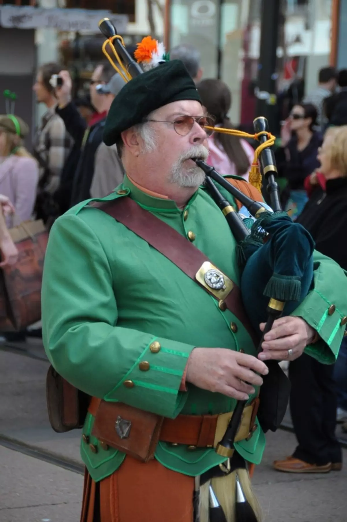 Kostum Irlandia (47 Foto): Klambi wanita nasional wong Irlandia, kostum tari sing nganggo Irlandia 843_22