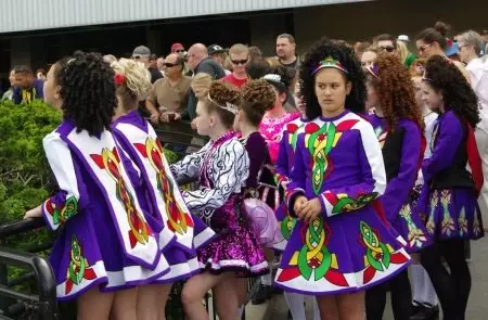 Traxe irlandés (47 fotos): roupa feminina nacional da xente de Irlanda, un traxe de baile que o irlandés desgastado 843_39