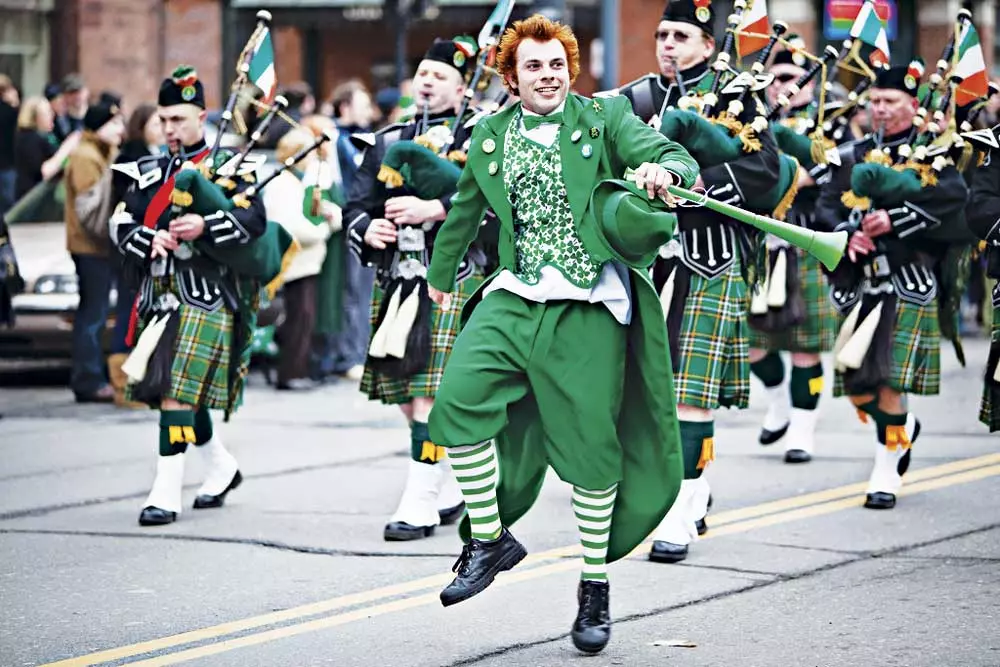 Kostum Irlandia (47 Foto): Klambi wanita nasional wong Irlandia, kostum tari sing nganggo Irlandia 843_7