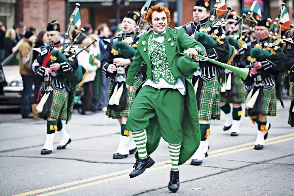 Traxe irlandés (47 fotos): roupa feminina nacional da xente de Irlanda, un traxe de baile que o irlandés desgastado 843_7