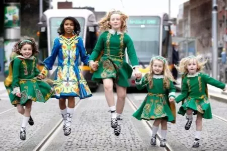 תלבושת אירית (47 תמונות): תלבושת הנשי הלאומית של אנשי אירלנד, תלבושת ריקוד כי אירית שחוקה 843_8
