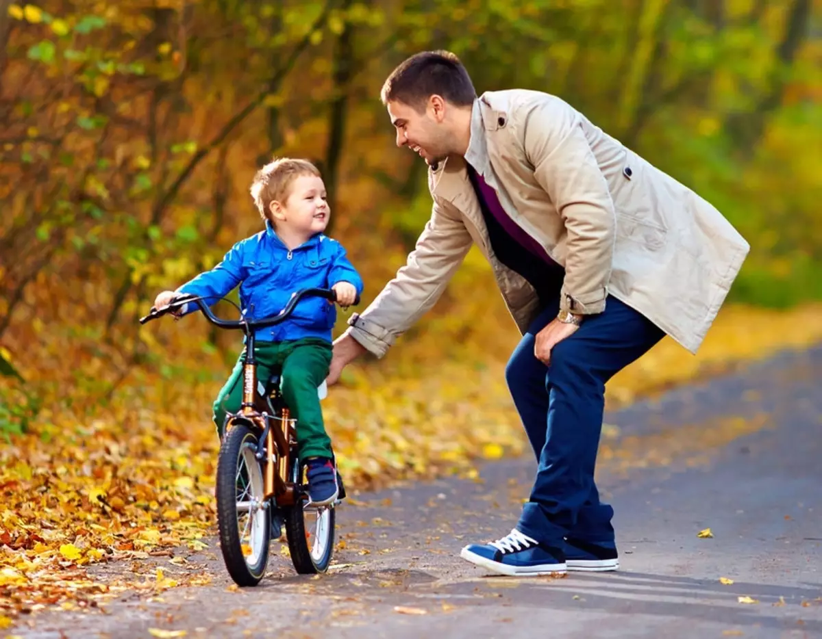 Учим гулять. Дети на прогулке. Прогулка с папой. Папа на прогулке с детьми. Папа учит ребенка кататься на велосипеде.