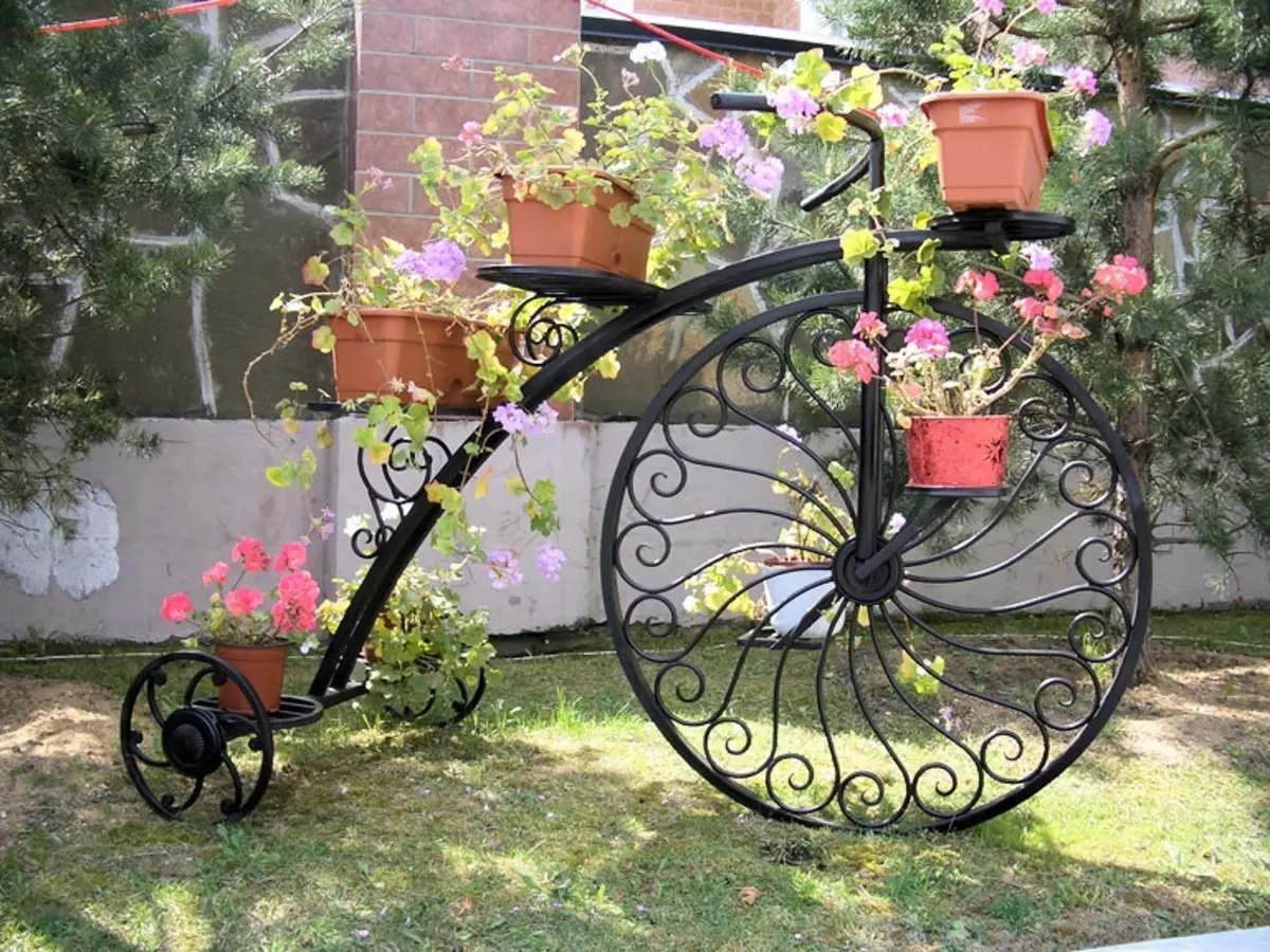 Stand-bicykel pre kvety: kované modely a kakaové bicykle, podlahová dekoratívne bicykle, drevené a iné kvety bicykle 8458_18