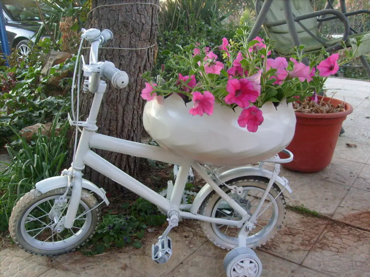 Stand-bike para flores: modelos forjados y bicicletas de cacao, flores decorativas del piso, madera y otras bicicletas de flores 8458_23