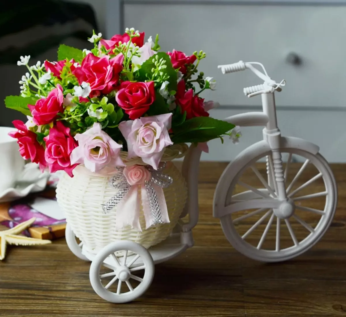 Stand-bike para sa mga bulaklak: huwad na mga modelo at mga bisikleta ng cocoa, palapag na pampalamuti bulaklak, kahoy at iba pang mga bisikleta ng bulaklak 8458_27