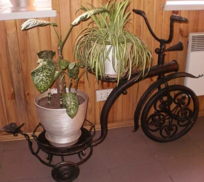 फूलों के लिए स्टैंड-बाइक: जाली मॉडल और कोको साइकिल, फर्श सजावटी फूलहाउस, लकड़ी और अन्य फूल साइकिलें 8458_29
