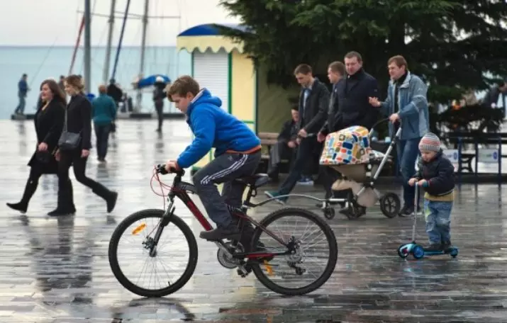 És possible muntar a les voreres a la bicicleta? Quin dels ciclistes pot muntar a la vorera? Sancions per violacions de les normes de trànsit proporcionades per les normes de trànsit 8464_2