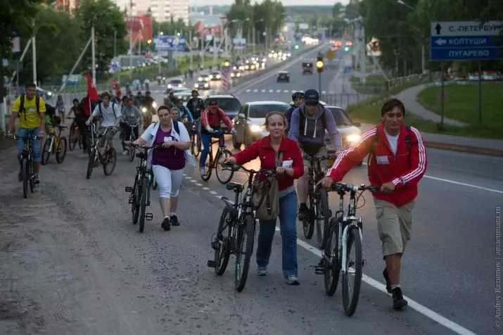 És possible muntar a les voreres a la bicicleta? Quin dels ciclistes pot muntar a la vorera? Sancions per violacions de les normes de trànsit proporcionades per les normes de trànsit 8464_5