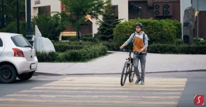 Är det möjligt att åka på trottoarer på cykeln? Vilken av cyklisterna kan åka i trottoaren? Påföljder för brott mot ridregler som föreskrivs i trafikregler 8464_6